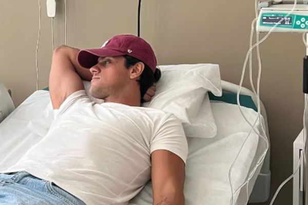 Felipe Simas por Reprodução