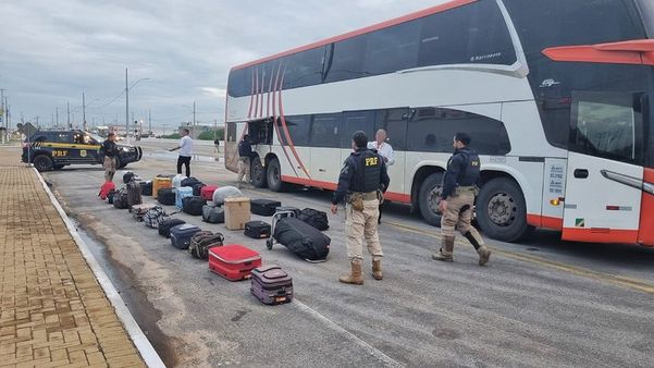 PRF apreende cocaína, aparelhos celulares, arma e pedras preciosas na BR-407