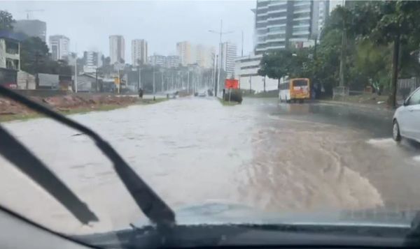 Salvador tem dia de chuva forte