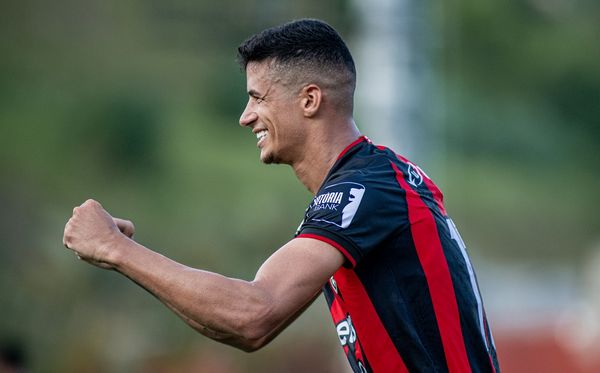 Camutanga comemora gol sobre a Juazeirense no Barradão