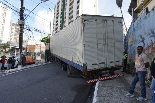Caminhão está bloqueando a via desde o último sábado (27)