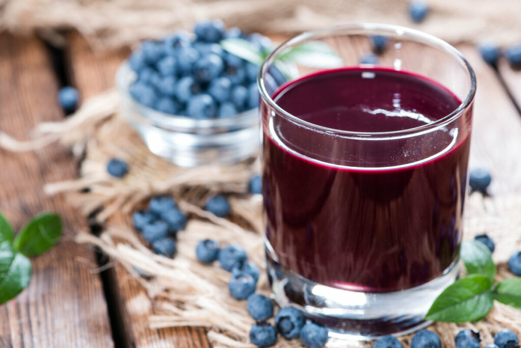 [Edicase]Suco de mirtilo com limão (Imagem: HandmadePictures | Shutterstock) por  