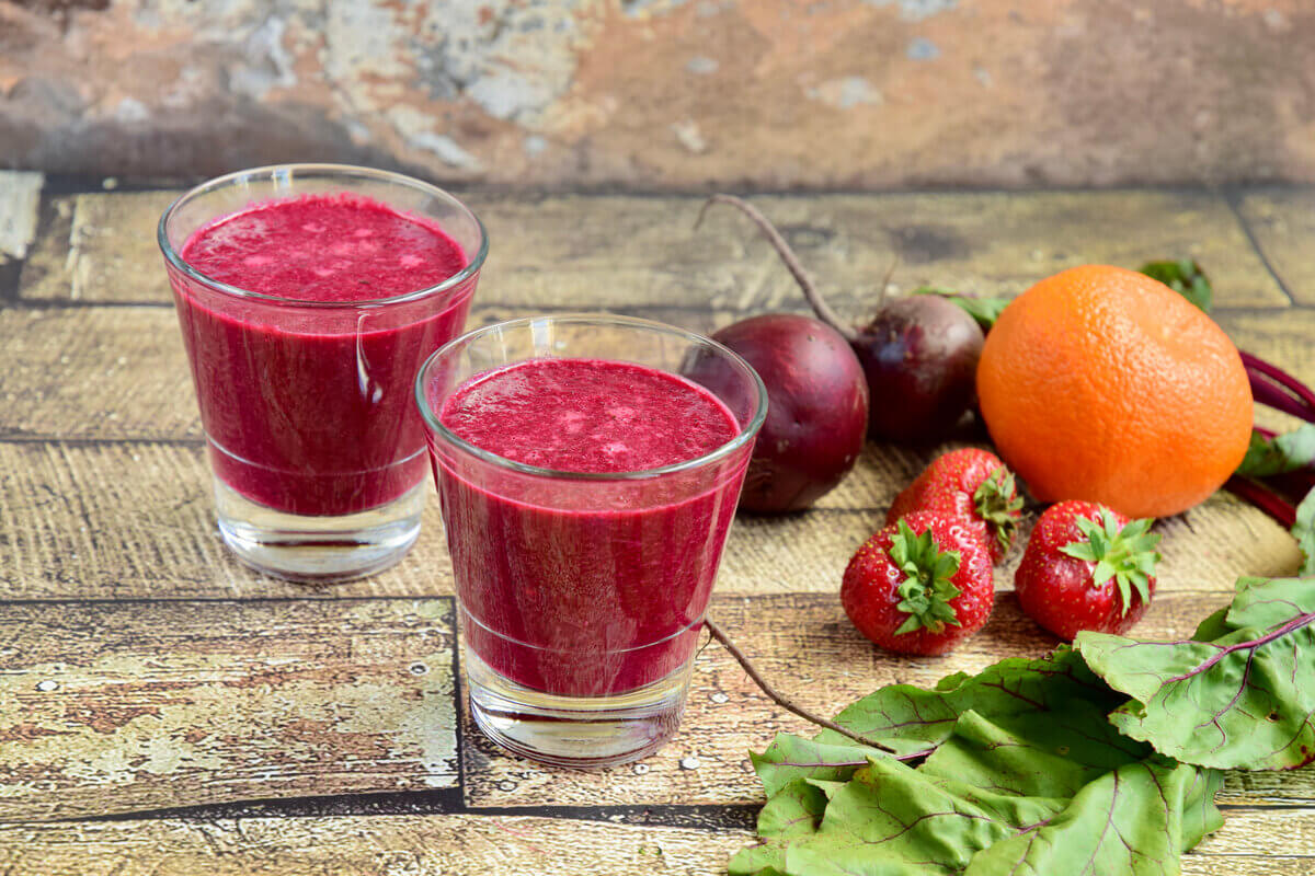 [Edicase]Suco de morango com beterraba e cenoura (Imagem: Amallia Eka | Shutterstock) por  