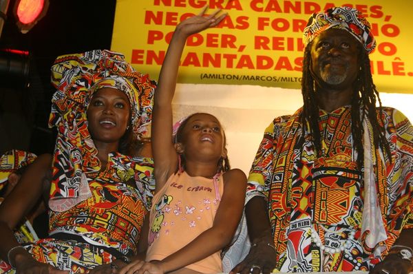 A top model britânica Naomi Campbell esteve em Salvador em 2008 e fez questão de se vestir com a indumentária do bloco afro. Na foto, ela posa ao lado do presidente Vovô
