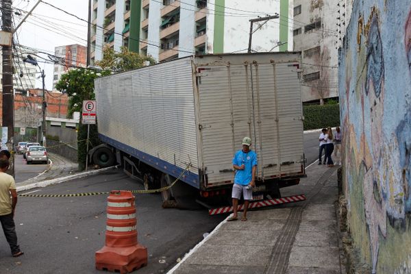 Carreta continua bloqueando o trânsito
