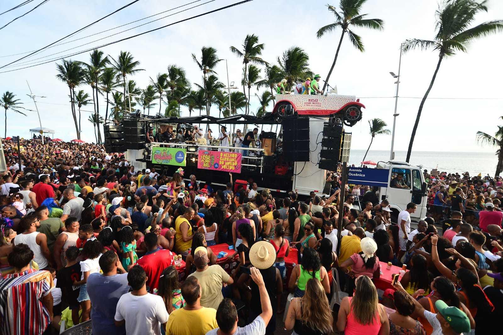 A partir de 1º de fevereiro, com a Lavagem de Itapuã, baianos e turistas iniciam uma verdadeira maratona, com praticamente duas semanas seguidas de festas por a