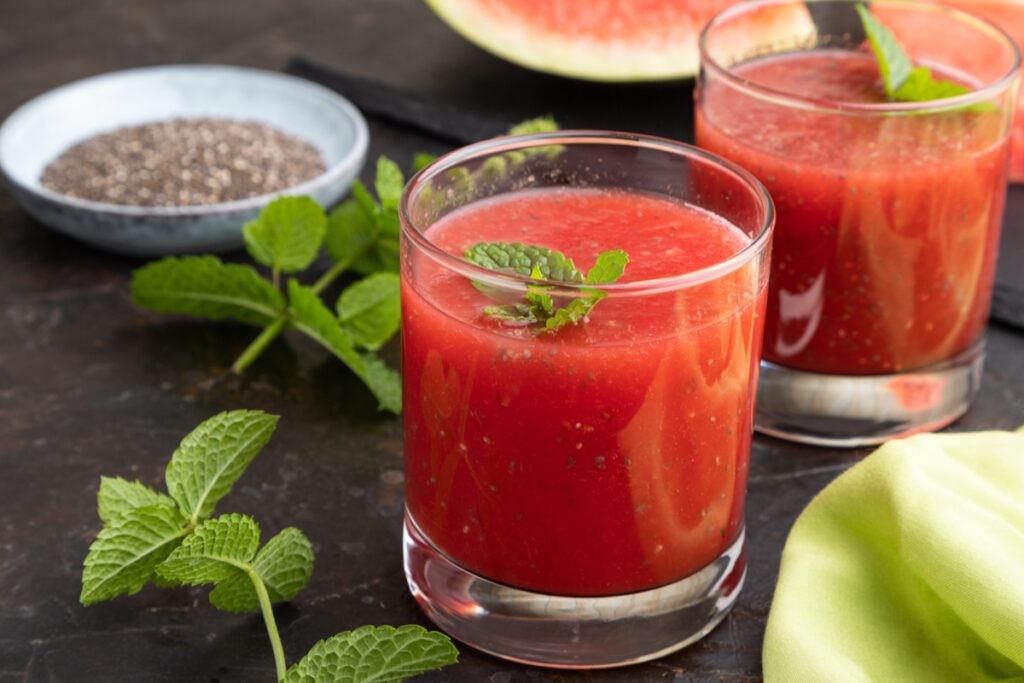 [Edicase]Suco de melancia, hortelã e chia (Imagem: uladzimir zgurski | Shutterstock) por  