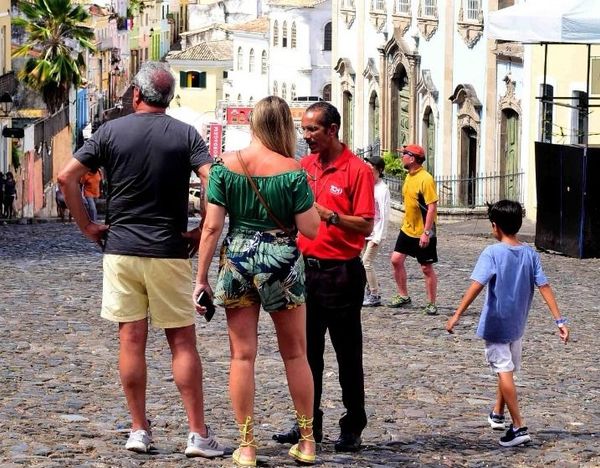 O aumento no fluxo de turistas que visitam Salvador promove uma injeção de investimentos que movimentam a economia da cidade 