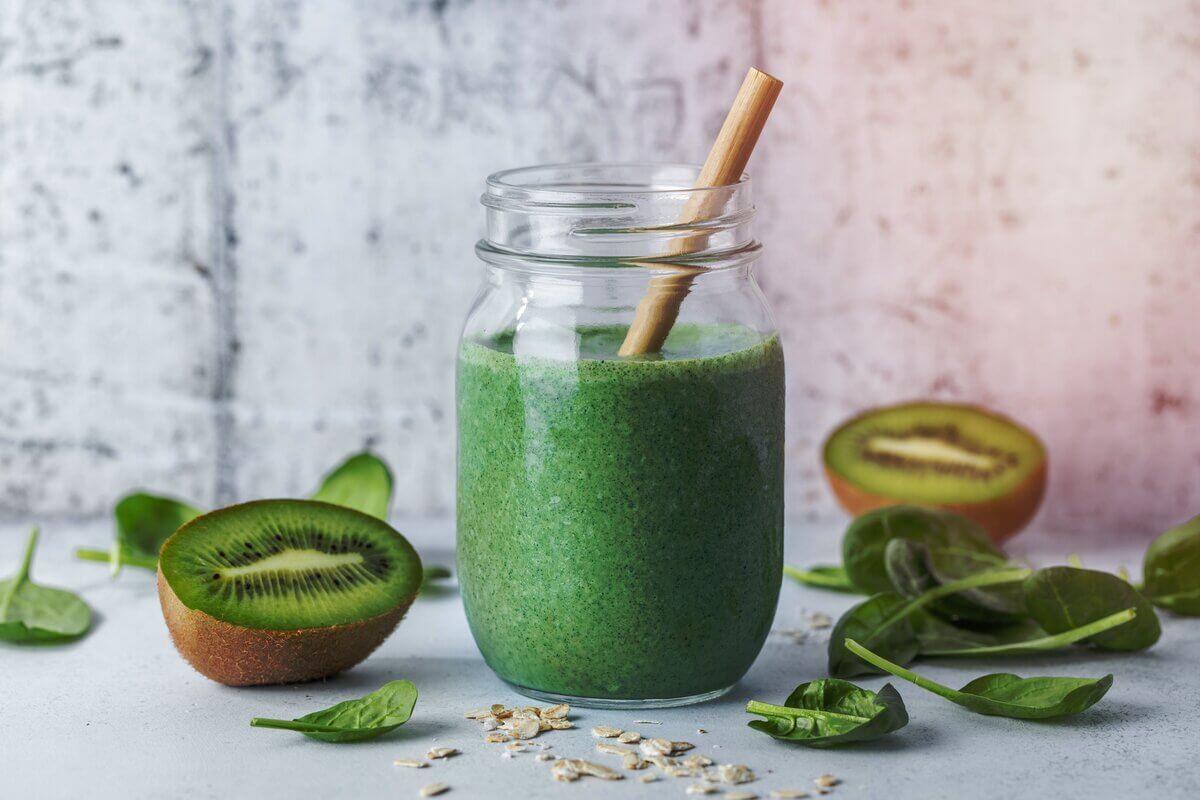 [Edicase]Suco de kiwi com espinafre (Imagem: ascalurmen | Shutterstock) por  