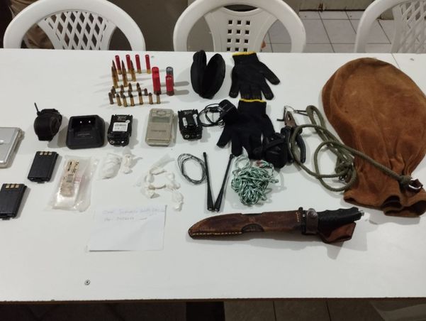 Munições, armas e drogas foram apreendidos