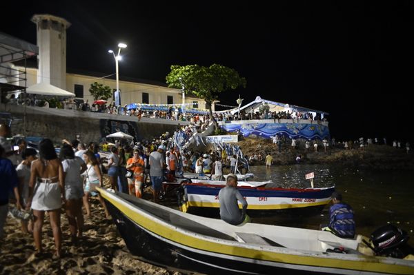 Rosas e perfume de alfazema tomaram conta do Rio Vermelho ainda na noite do dia 1º