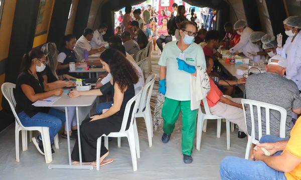 Tenda de acolhimento e atendimento para casos suspeitos de dengue na cidade de Ceilândia