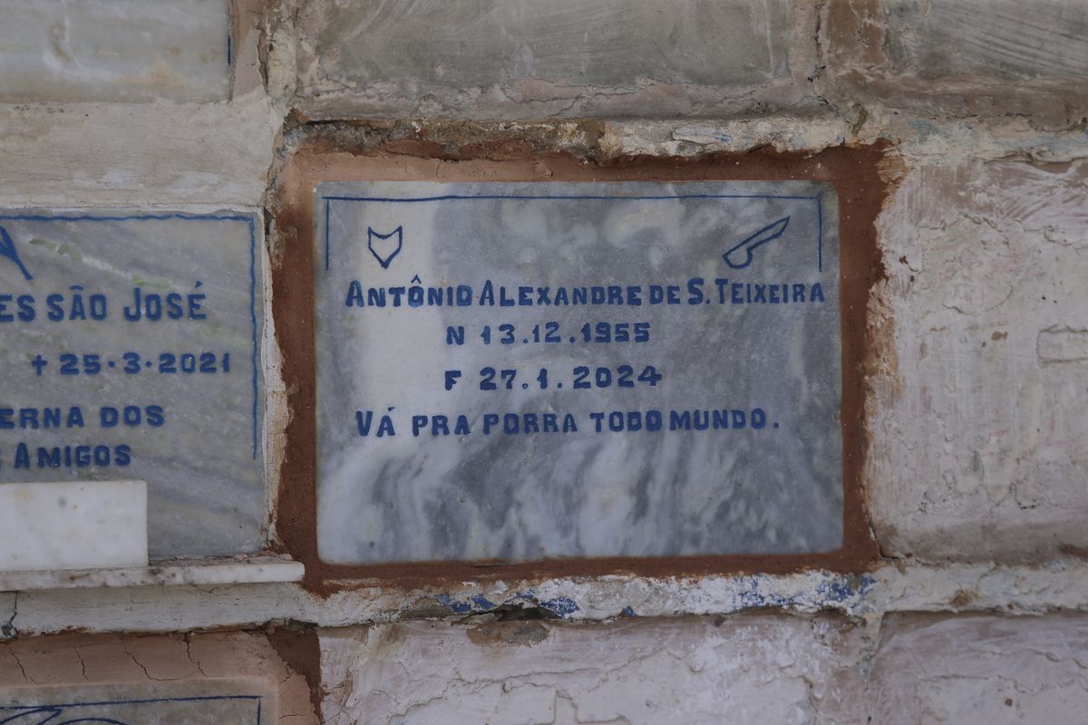 Lápide de Antônio