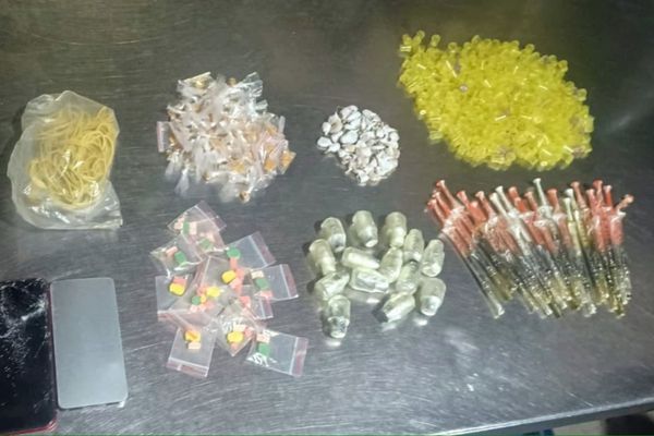 Com ele, foram apreendidos 533 porções de crack, 21 seringas de heroína, 13 comprimidos de ecstasy, além de 14 frascos de lança perfume. 