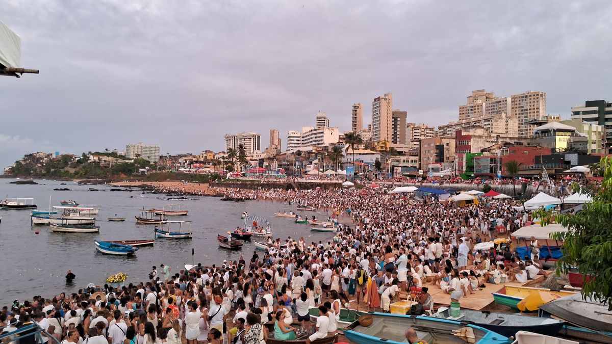 Multidão se aglomerava na praia antes da chegada do presente principal