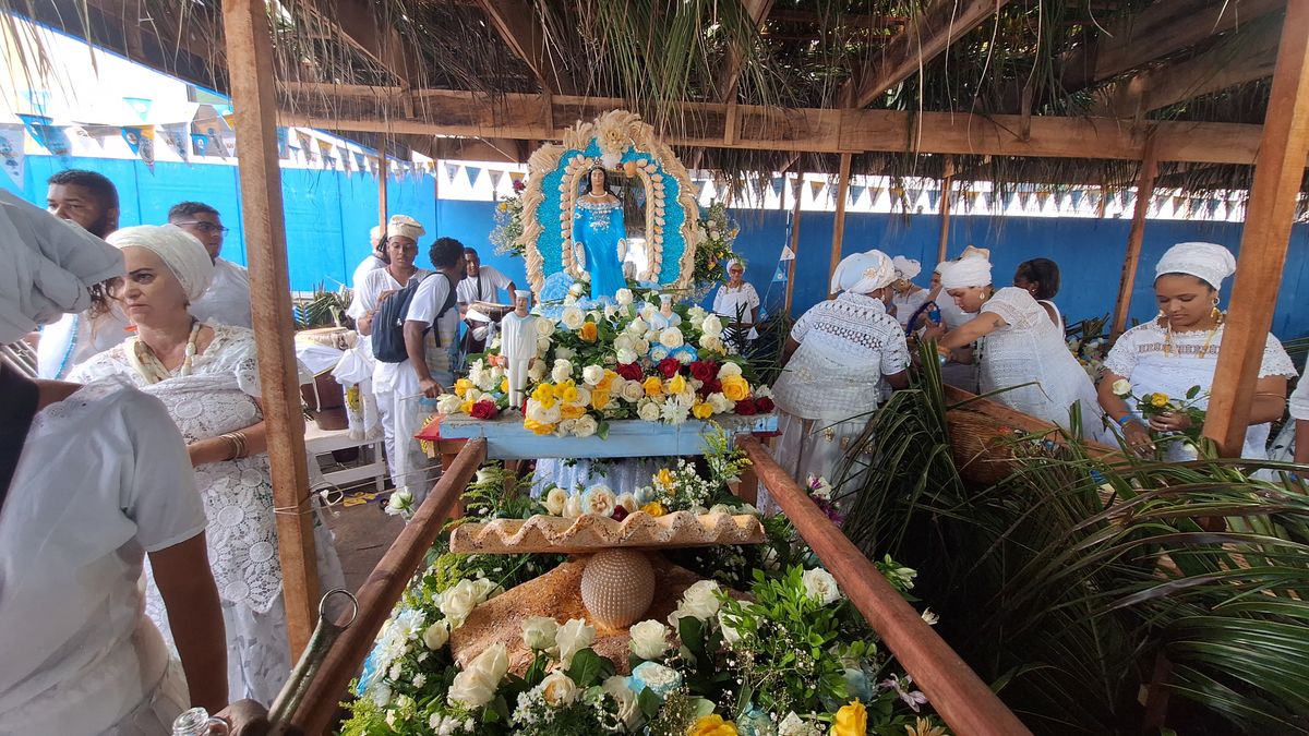 Presente principal, da Casa de Oxumarê, chegou ao Rio Vermelho às 6h30