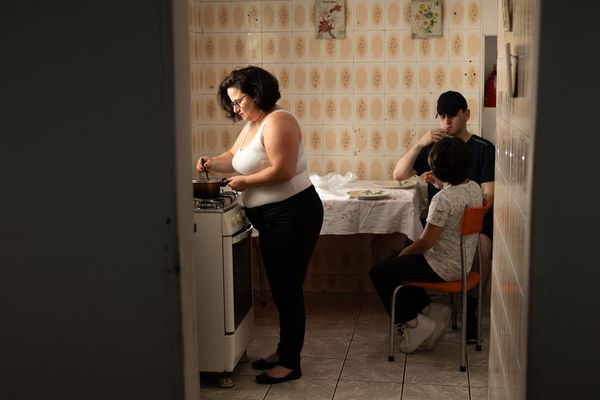 SAO PAULO, SP, BRASIL - 24.01.2024: Ione Lais de Almeida, 41. Ela conta que foi diagnosticada com sÃ­ndrome do pÃ¢nico em 2021 depois de 15 anos  -  (Fotos: Diego Padgurschi / AgÃªncia Einstein)