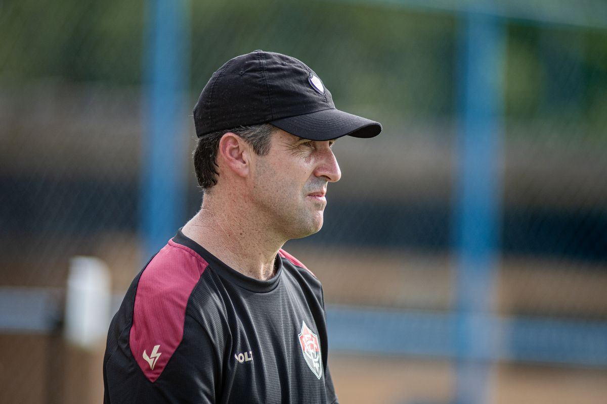 Léo Condé, técnico do Vitória, durante jogo contra o Altos, no estádio Lindolfo Monteiro