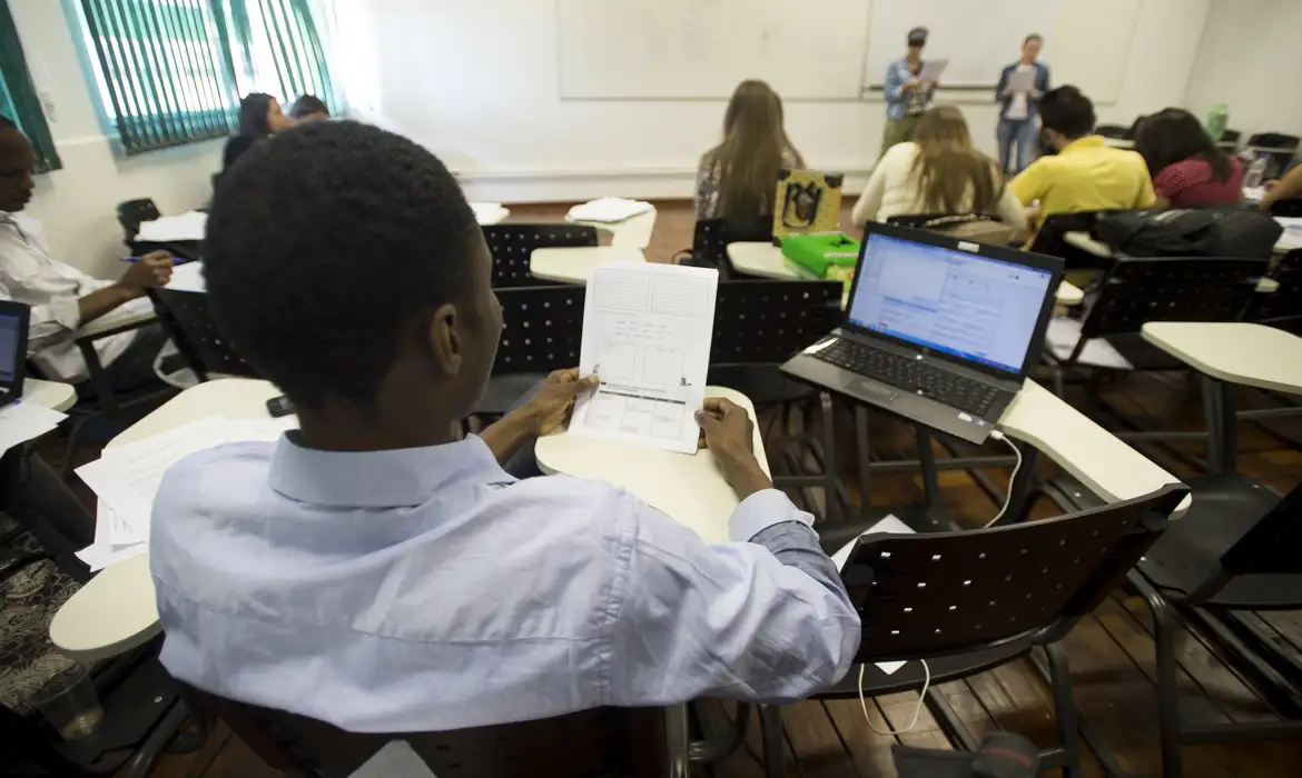 Estudantes haitianos durante aula do curso de letras na Universidade Federal da Fronteira Sul