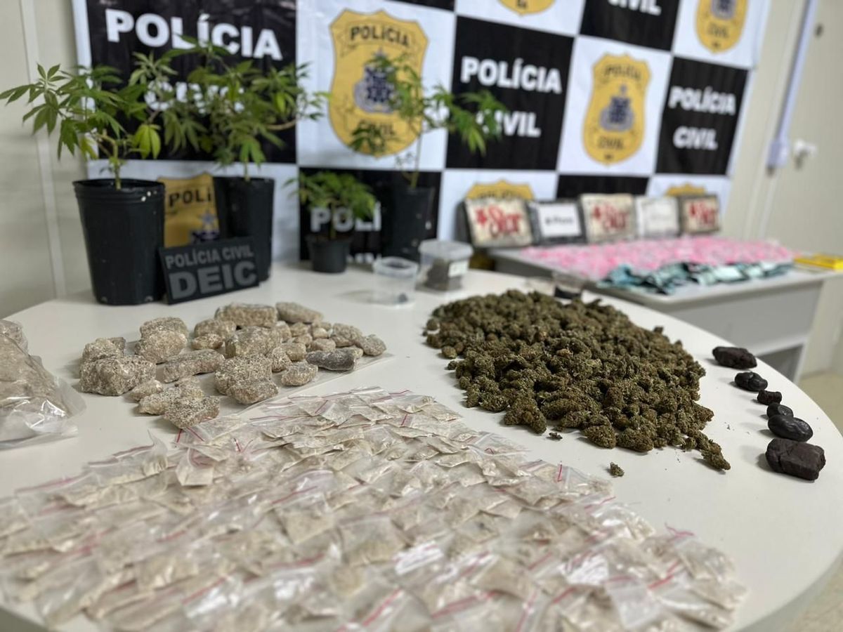 Foram apreendidos cinco quilos de cocaína, dezenas de comprimidos de ecstasy, porções de droga sintética MDMA, porções de maconha e haxixe