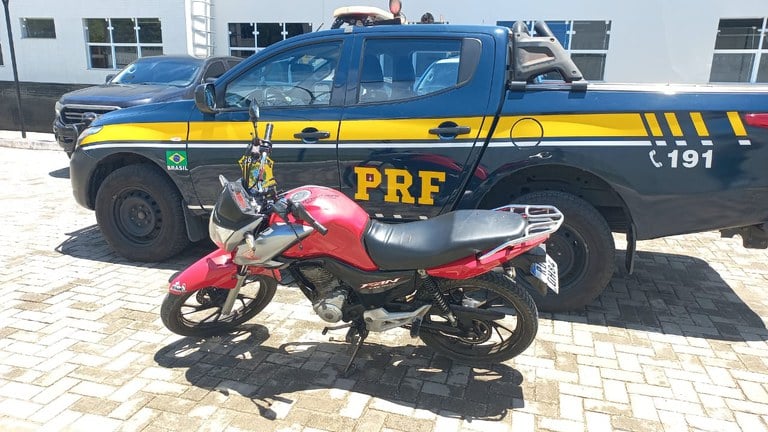 PRF detém homem com moto furtada na BR 415 em Ilhéus