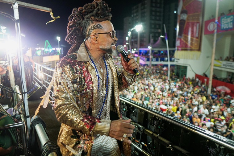 Carlinhos Brown celebra 45 anos de carreira com uma intensa agenda de Carnaval
