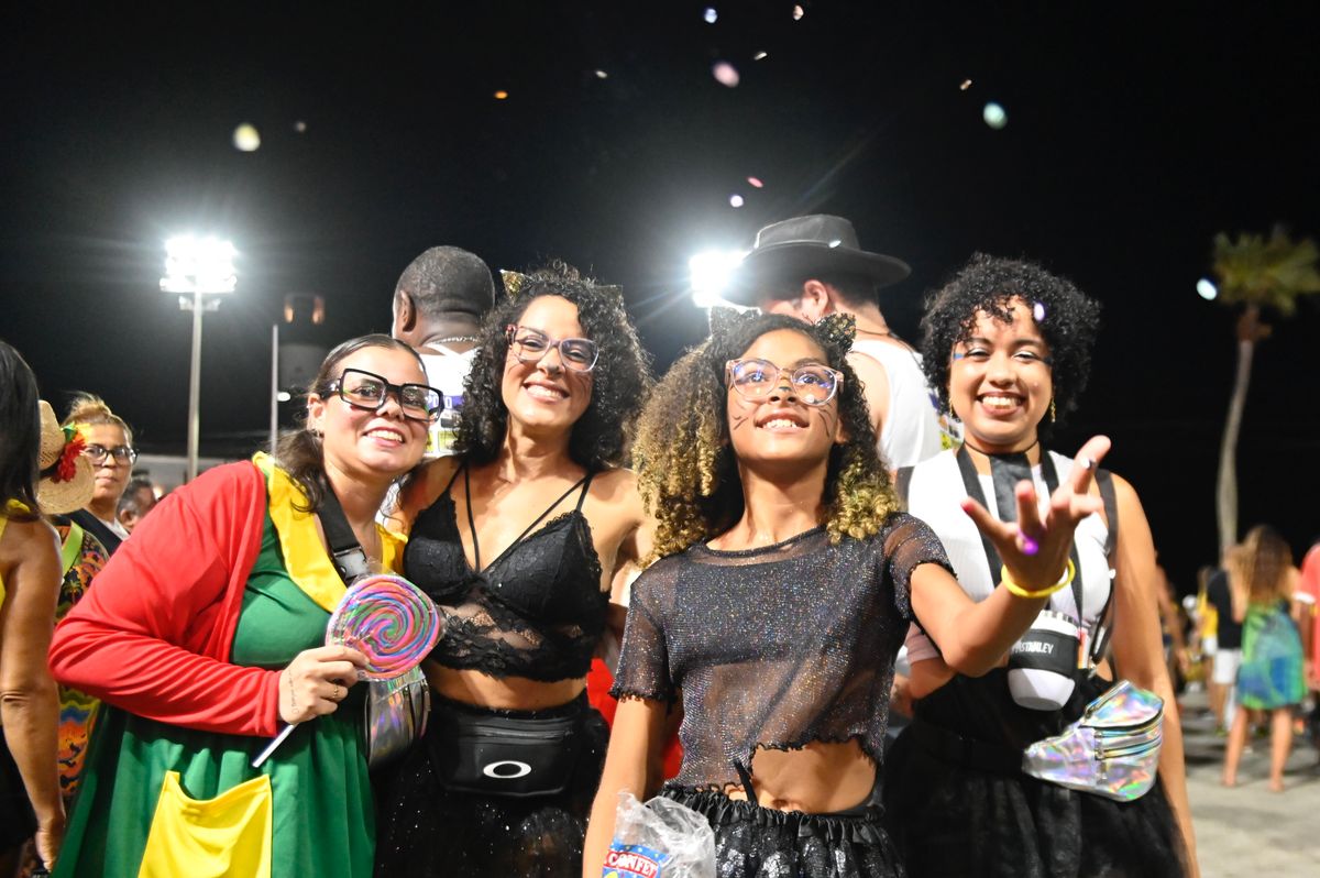 Camila Gomes e Maria Fernanda Gomes (centralizadas na foto)