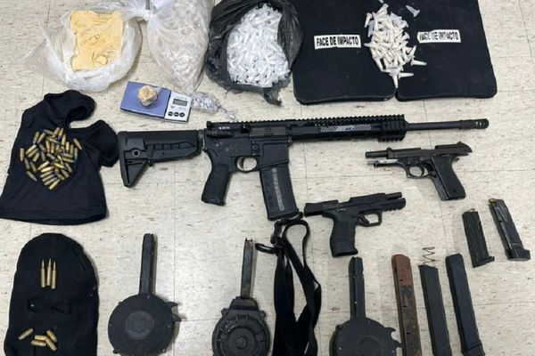 PM apreende fuzil, pistolas, carregadores, colete, munições e droga na Engomadeira 