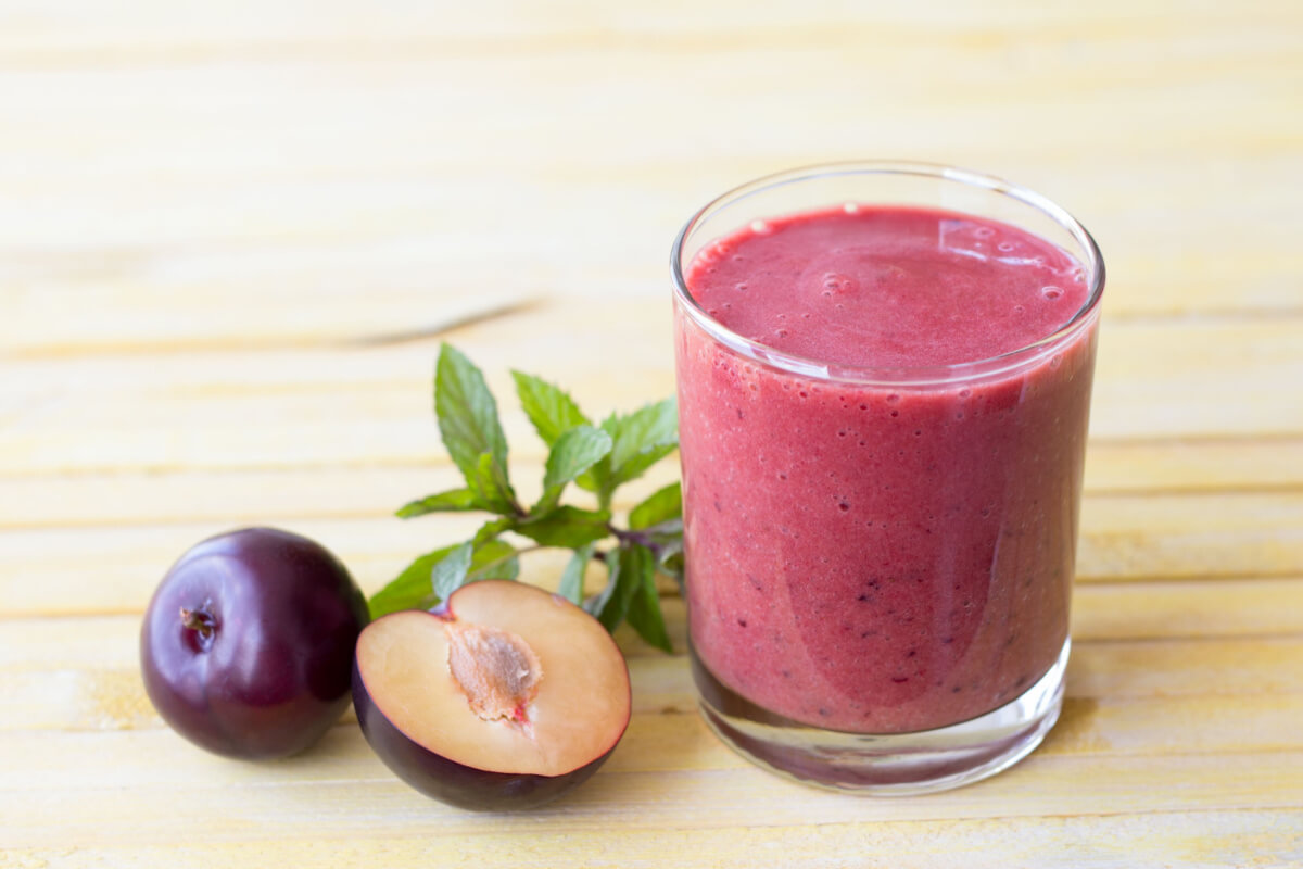 [Edicase]Vitamina de ameixa com aveia (Imagem: olepeshkina | Shutterstock) por  