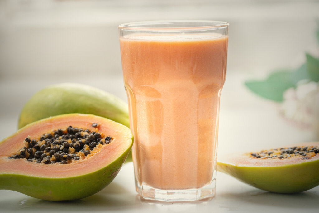 [Edicase]Vitamina de mamão com banana (Imagem: Maria Wan | Shutterstock) por  