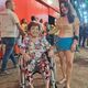 Imagem - Idosa de 84 anos vai ao Carnaval em cadeira de rodas: 'Quero curtir'