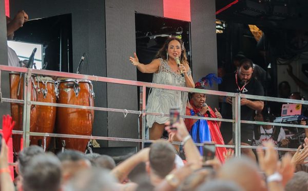 Daniela Mercury desfila no circuito Dodô nesta sexta-feira (9)