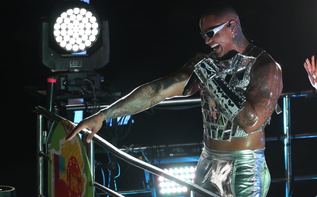 Léo Santana em desfile na Barra-Ondina na quinta-feira (8) por Nara Gentil/CORREIO