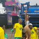 Imagem - Irmã de Deolane pega carona em caminhão de lixo em Salvador: 'Uber tá diferente'