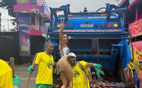Dayane Bezerra posou pegando carona em caminhão de lixo