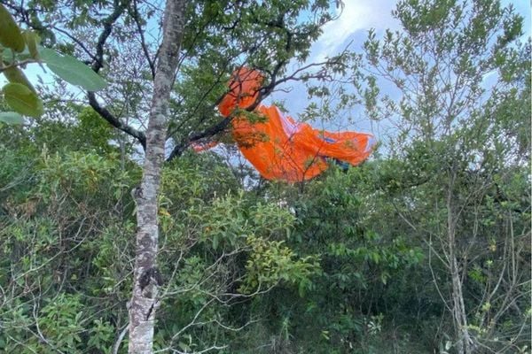 Homem passa mal e morre durante voo de parapente em MG