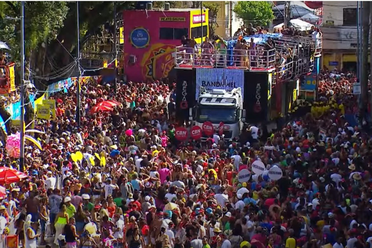 Márcia Short e Robson Morais comandaram a pipoca da Banda Mel no circuito Osmar por Reprodução/TVE