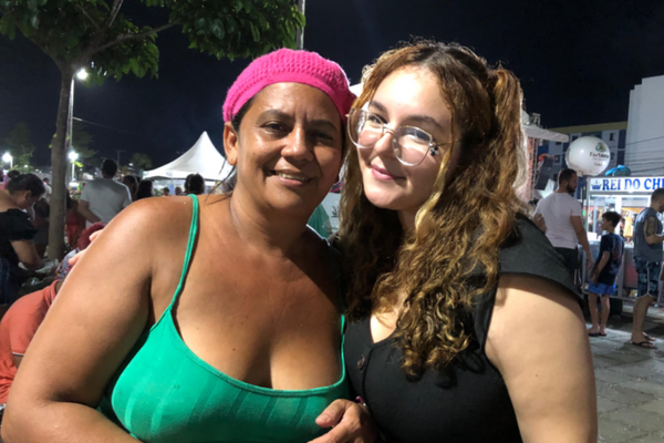 Vendedora Joana Silvestre (à esquerda) devolveu R$ 130 cobrados à Isabel da Silva Borges (à direita) em um pratinho de comida durante o Carnaval de Fortaleza