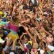 Imagem - Ivete Sangalo se joga no meio do povo na pipoca do Campo Grande; veja vídeos