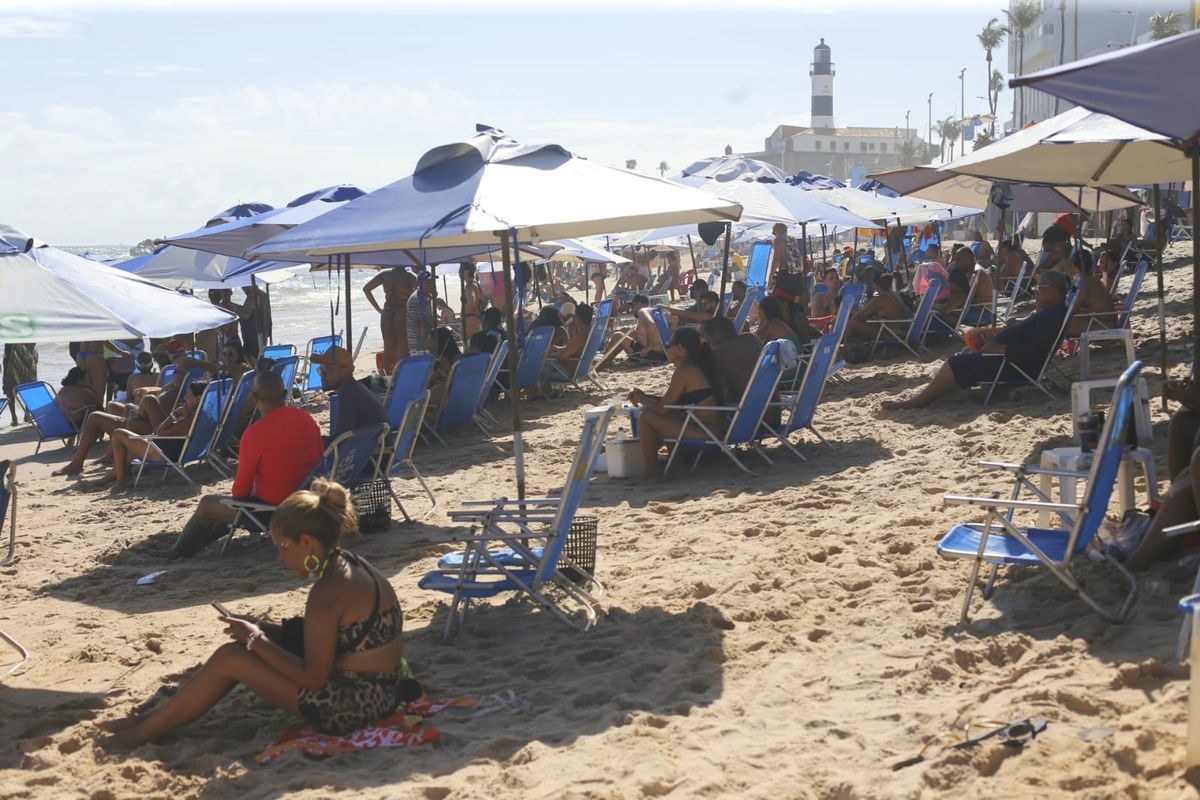 Banhistas aproveitaram sol para ir à praia