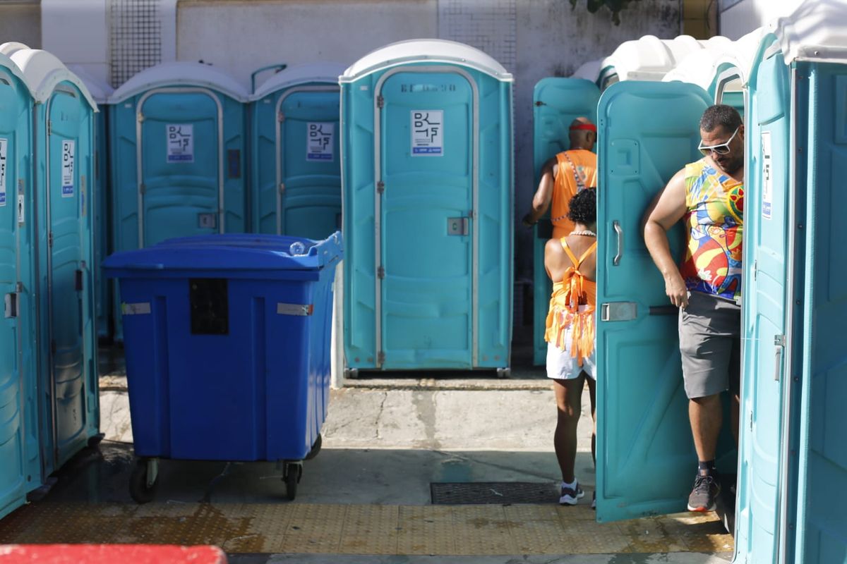 Mais de mil funcionários estão envolvidos na limpeza dos banheiros químicos durante o Carnaval