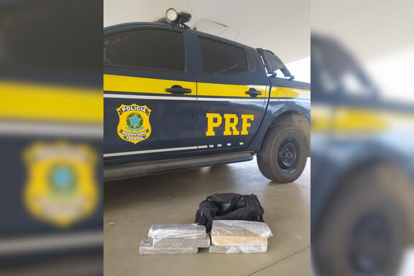 Os agentes da PRF encontraram uma bolsa contendo seis tabletes de uma substância análoga à maconha