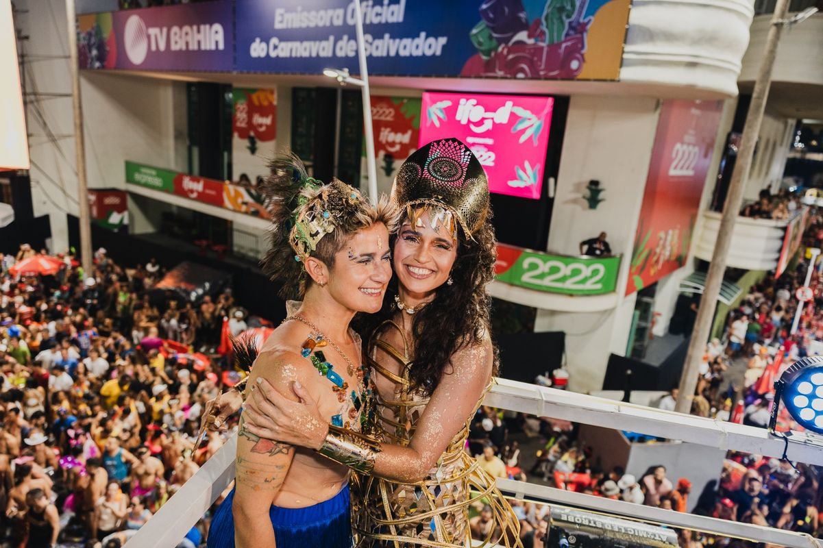 Pela primeira vez, bloco Os Mascarados trouxe realeza composta por mulheres: Nanda Costa e Lan Lanh