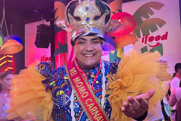 Rei Momo pela quarta vez, o publicitário Alan Cerqueira visitou o Camarote Expresso 2222 por Taynara Chayane/Divulgação Camarote  Expresso 222