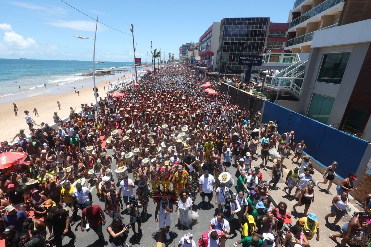 Multidão participa do encerramento do Carnaval na Barra
