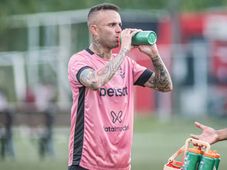 Imagem - Ex-Vitória chega a um ano sem jogar após sair do Leão e cogita se aposentar