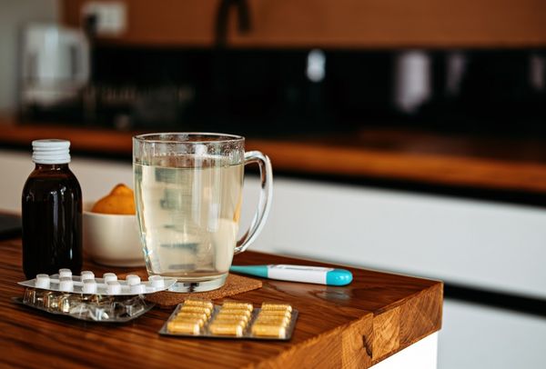 Farmácias começam a ampliar estoque de antigripais e anti-inflamatórios para atender a demanda pós folia por Shutterstock/reprodução