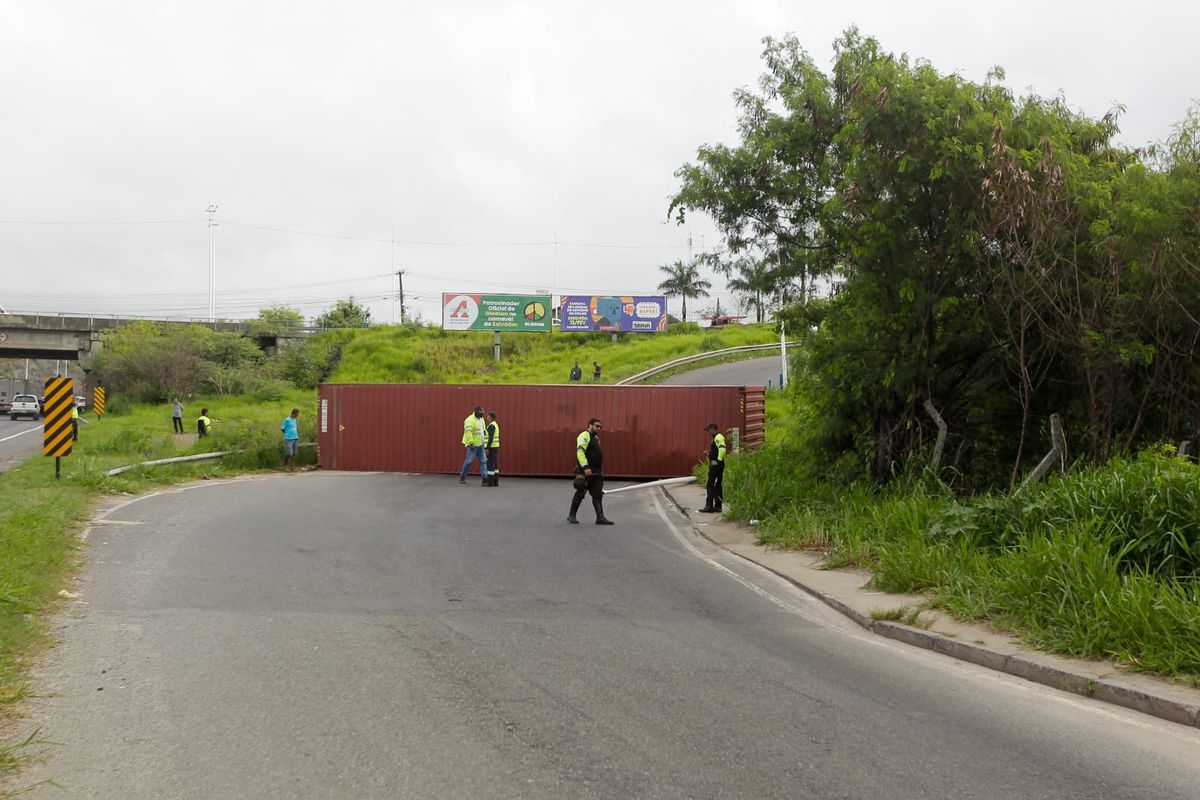 Contêiner cai de caminhão e congestiona trânsito na BR-324