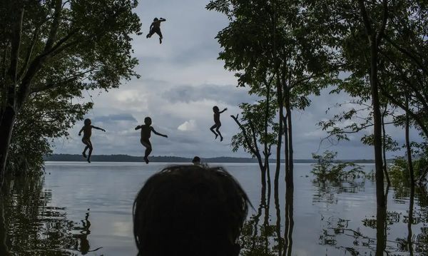 crianças da tribo Munduruku brincando no Rio Tapajós, no Pará