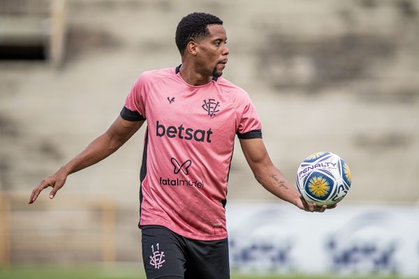 Iury Castilho com a camisa do Vitória por VICTOR FERREIRA / ECV
